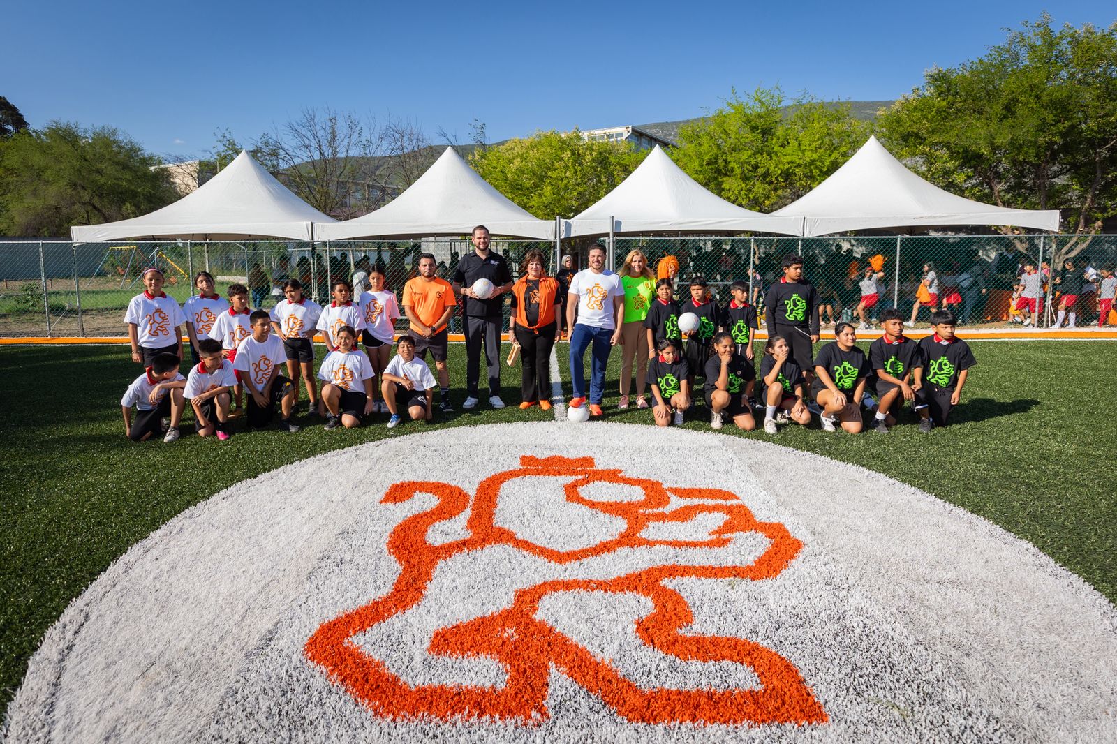 CASCARITA EN NUEVA CANCHA ESCOLAR