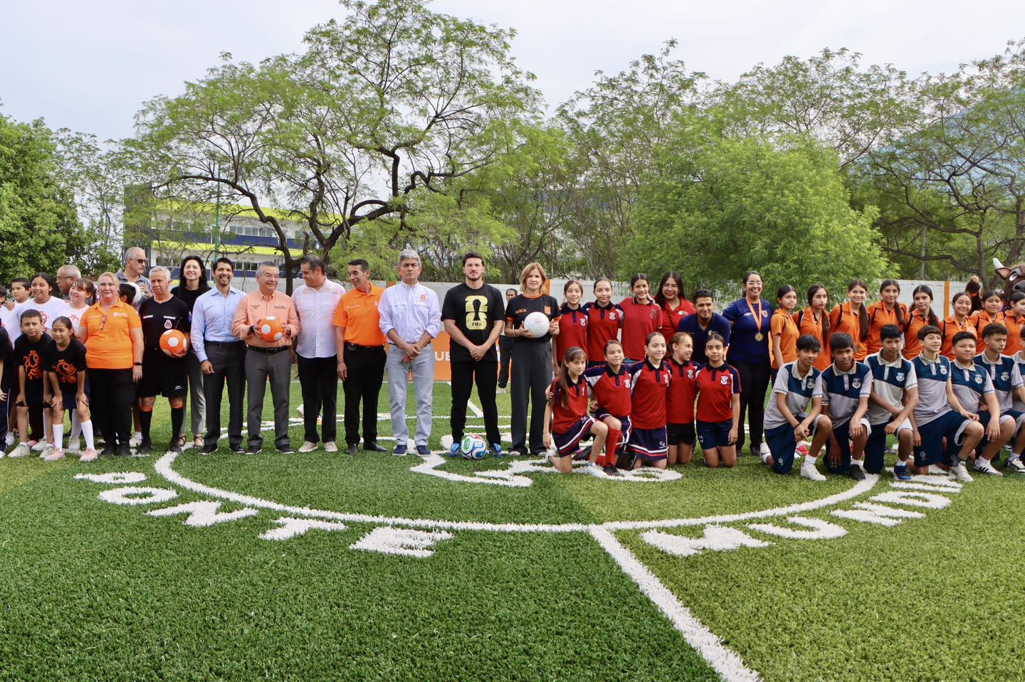 INAUGURAN CON CASCARITA NUEVA CANCHA EN ESCUELA PRIMARIA 