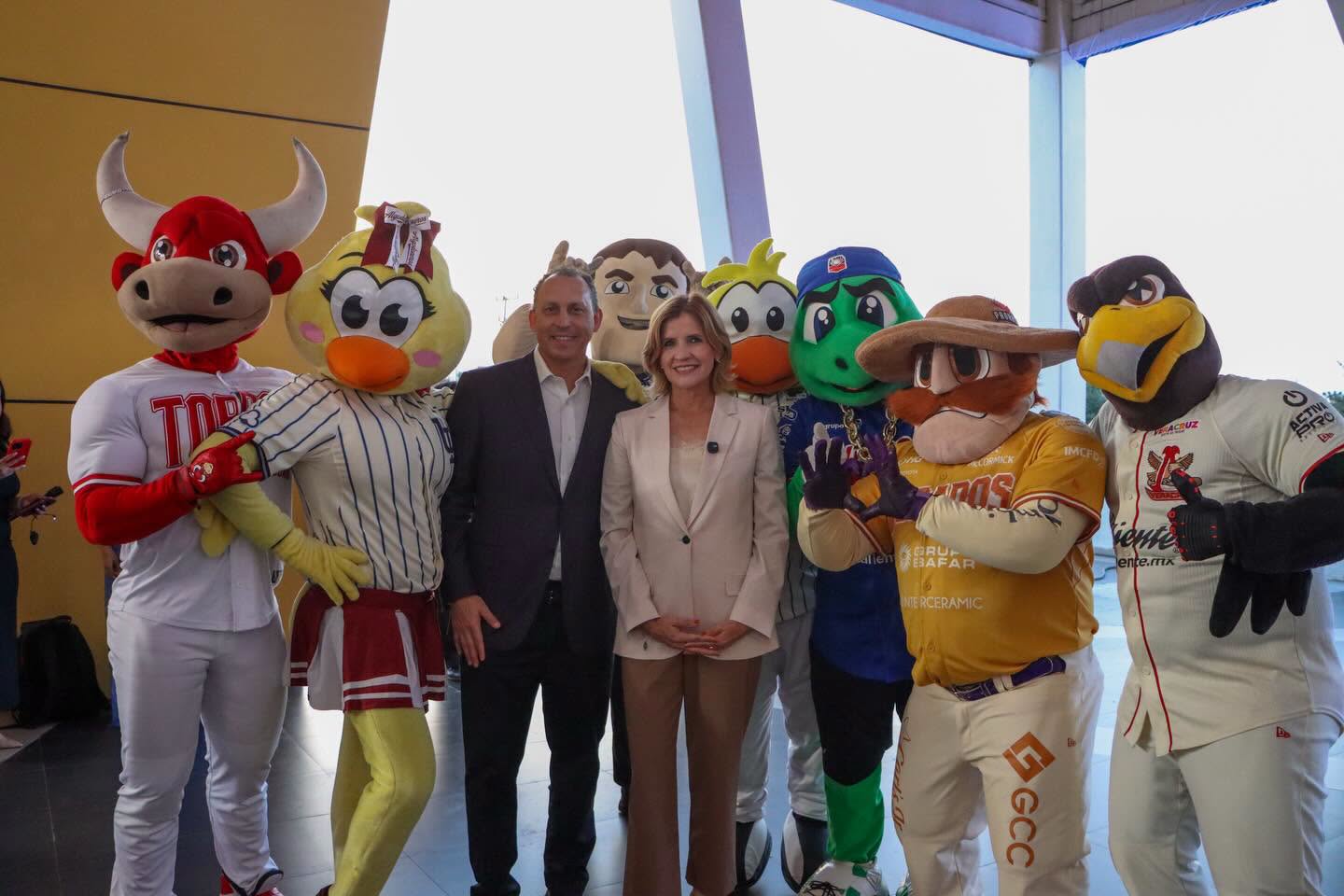 MELODY FALCÓ ASISTIO A LA GALA DE ESTRELLAS DE LA LMB BANORTE