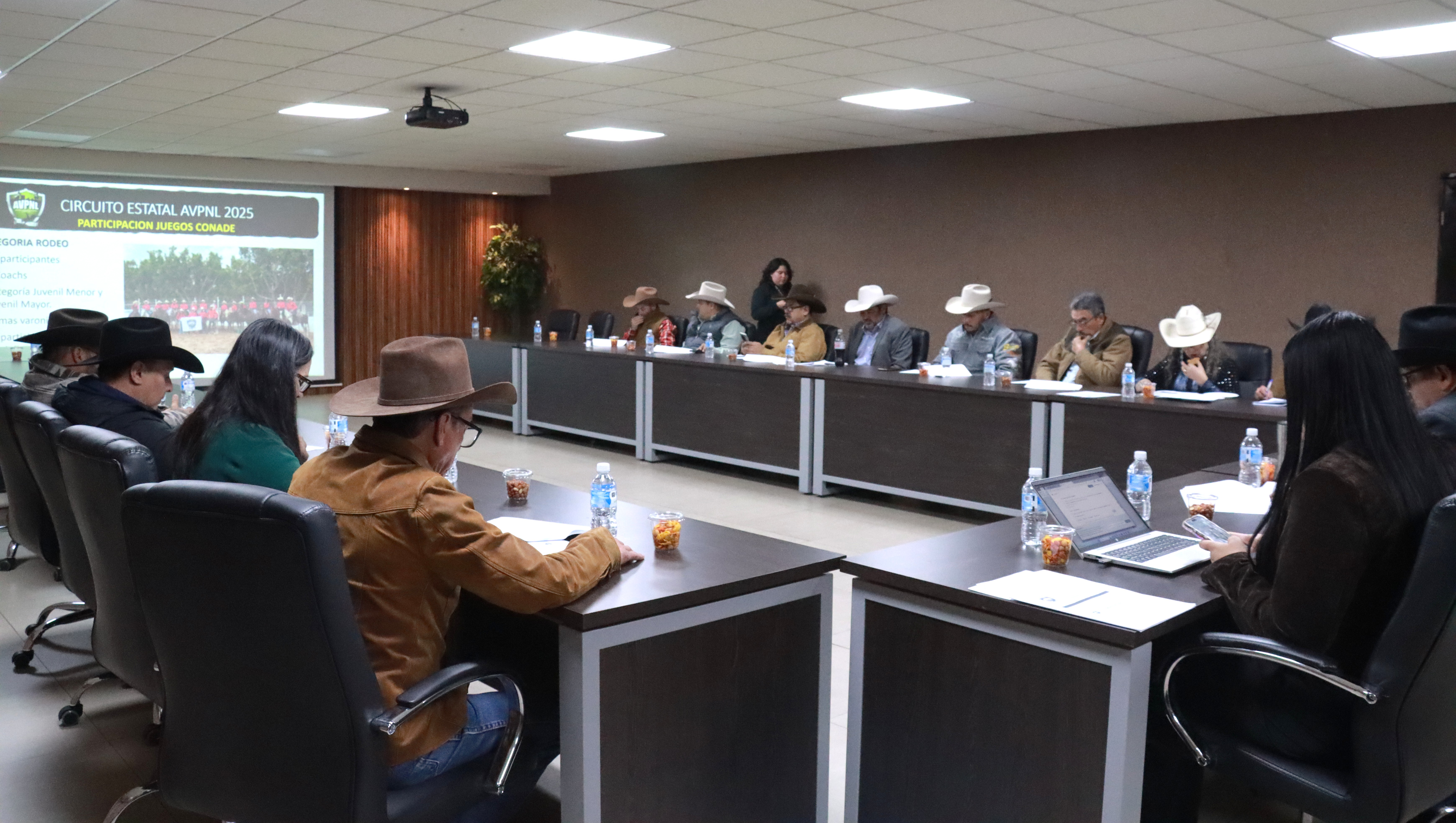 EFECTÚA ASOCIACIÓN DE VAQUEROS PROFESIONALES DE NUEVO LEÓN ASAMBLEA 2026 EN GIMNASIO NL GONZALITOS 