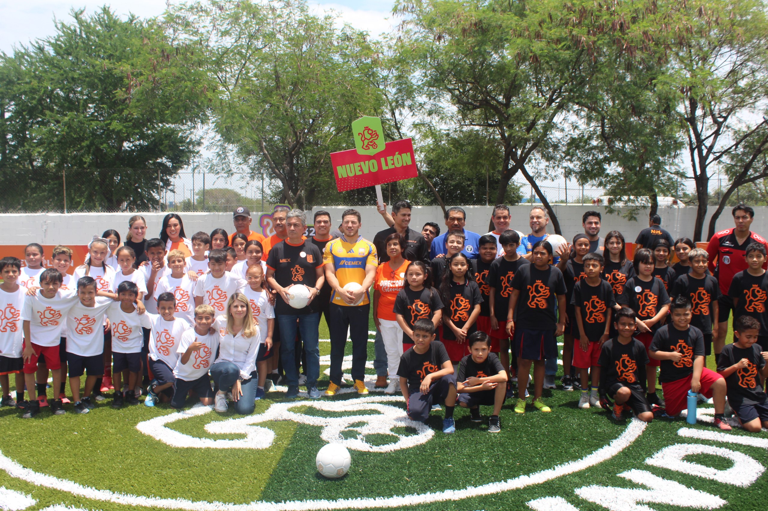 GOBERNADOR DE NL INAUGURA CANCHA DE FÚTBOL EN PRIMARIAS “RICARDO FLORES MAGÓN” Y “MARIANO ESCOBEDO” DE SAN NICOLÁS