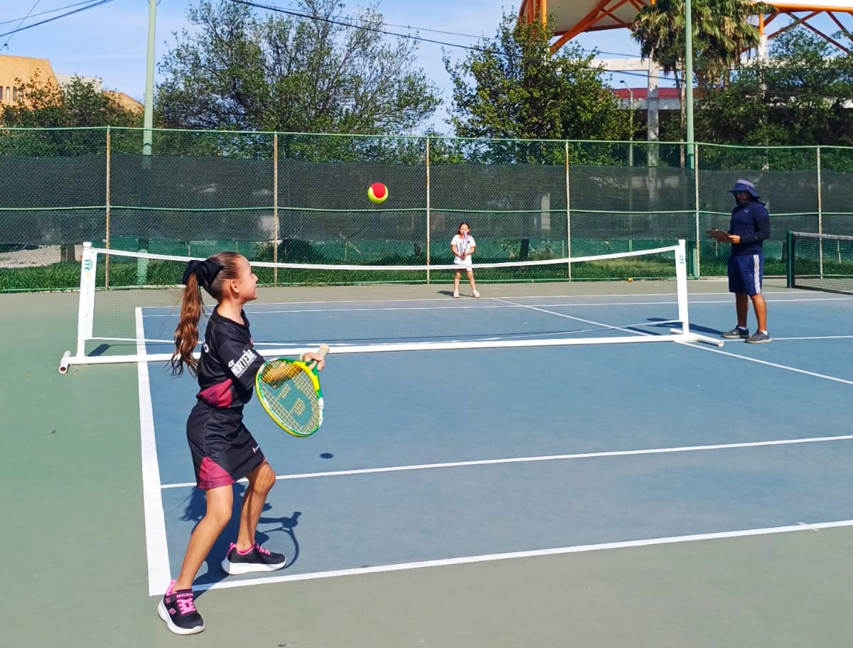APRENDEN JUGANDO EN COPA PROMOCIONAL DE TENIS EN CARE 