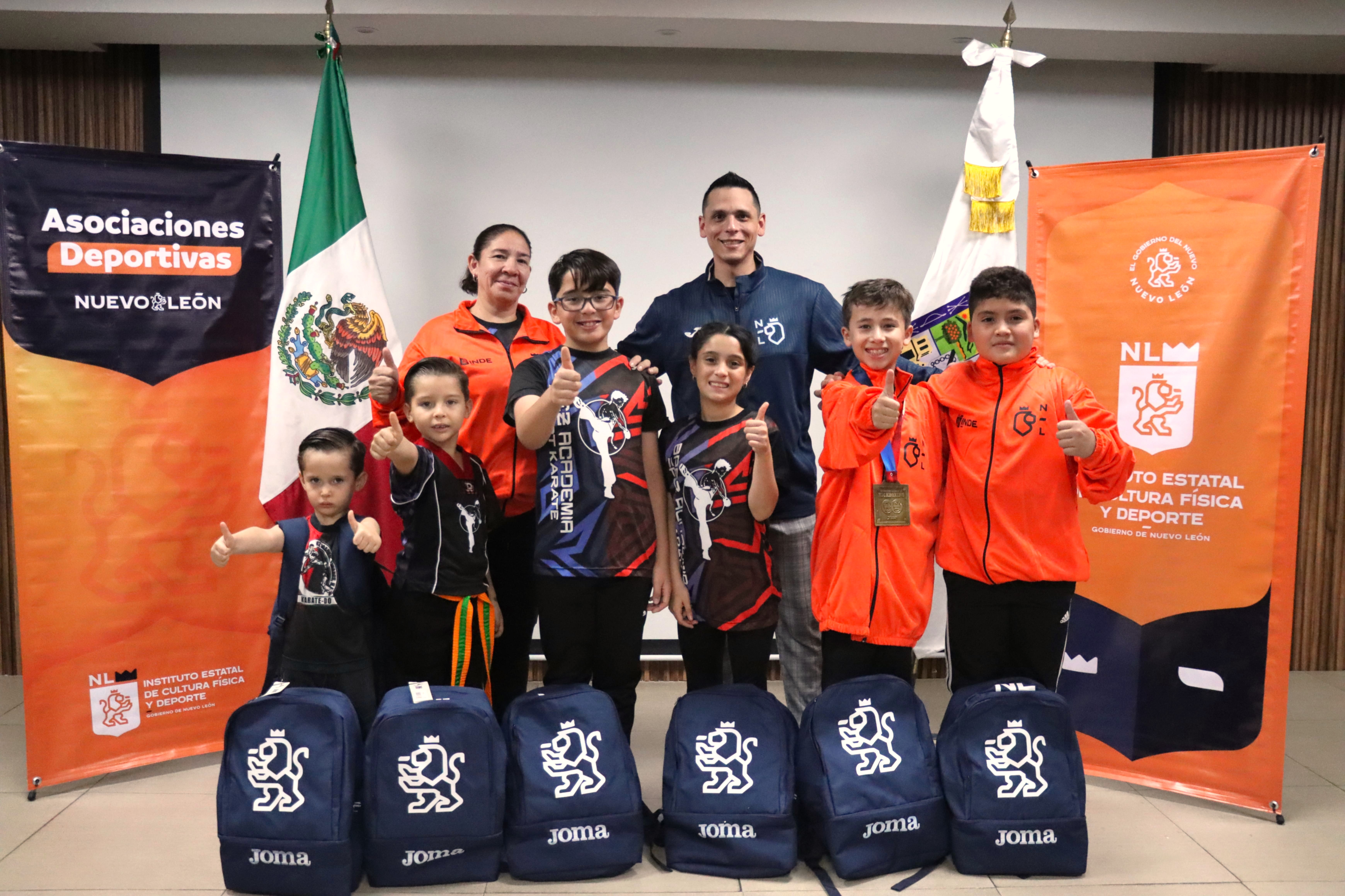 RECIBEN MEDALLISTAS DE KICK BOXING KIT DEPORTIVO DE SNL PARA EVENTOS NACIONALES 