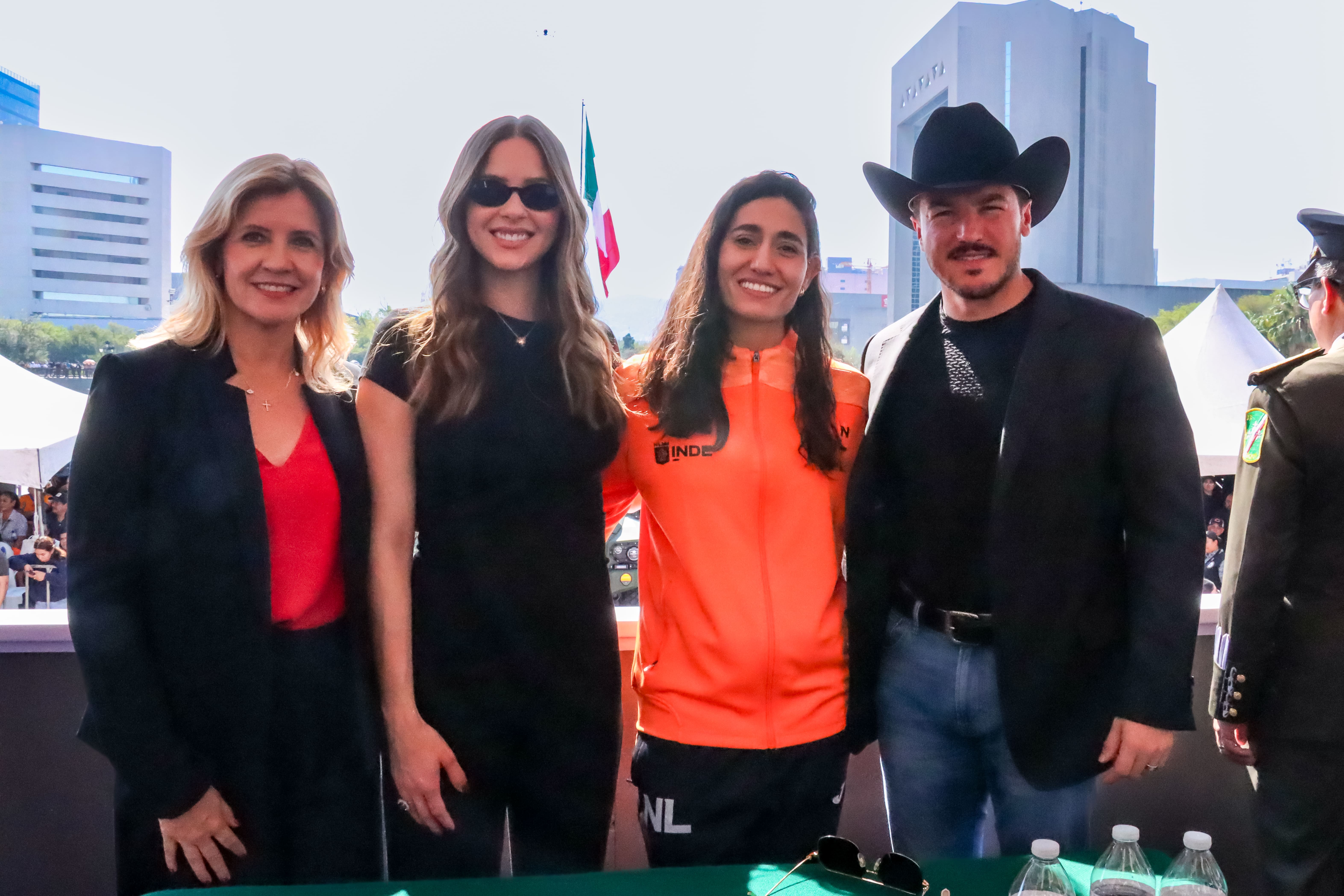 CELEBRA NUEVO LEÓN DESFILE POR LA REVOLUCIÓN MEXICANA; PREMIAN A LAURA BURGOS ATLETA DE MUAY THAI, GANADORA DEL PED 2025 