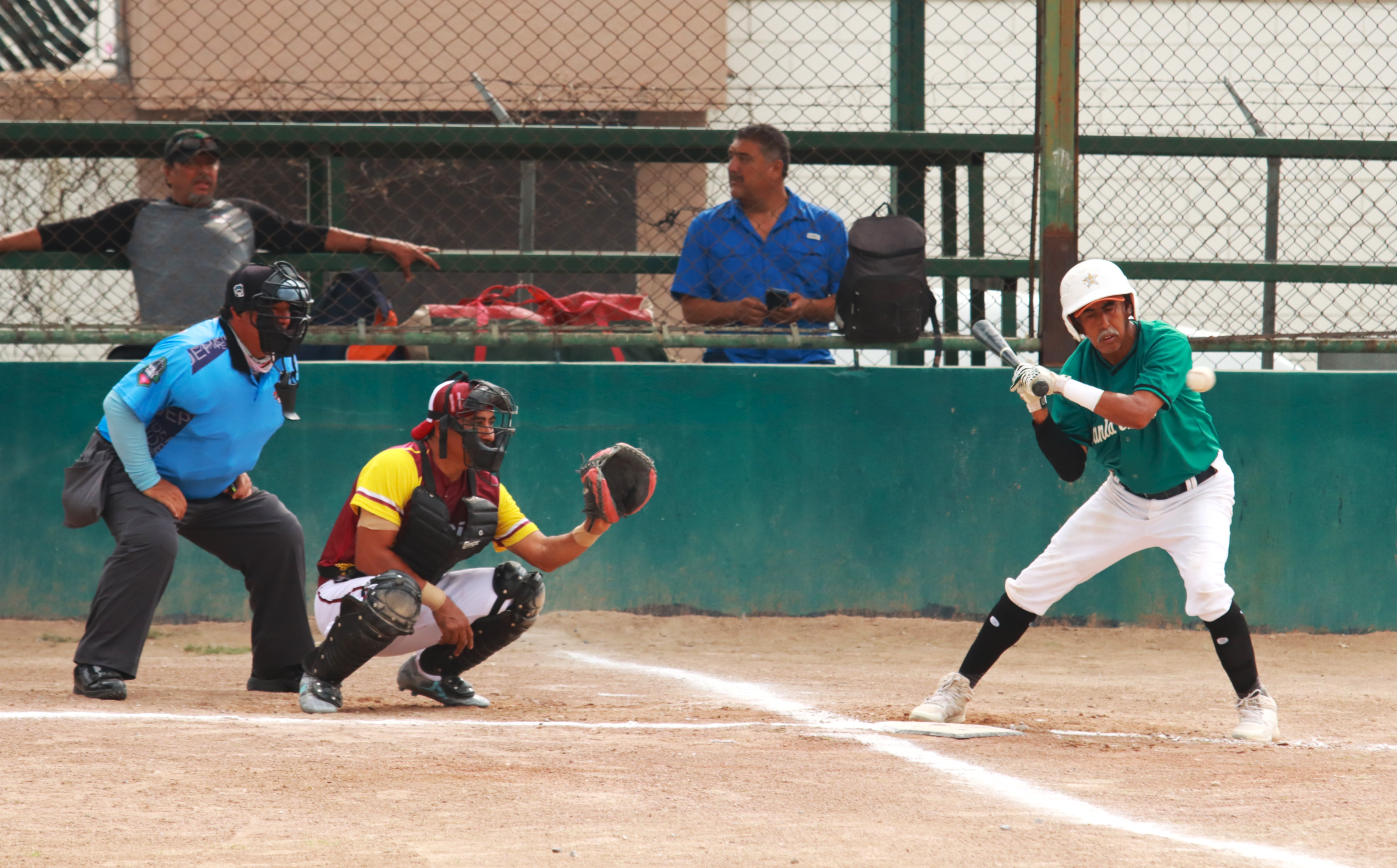 JUEGAN  BÉISBOL COMO EN SUS MEJORES TIEMPOS