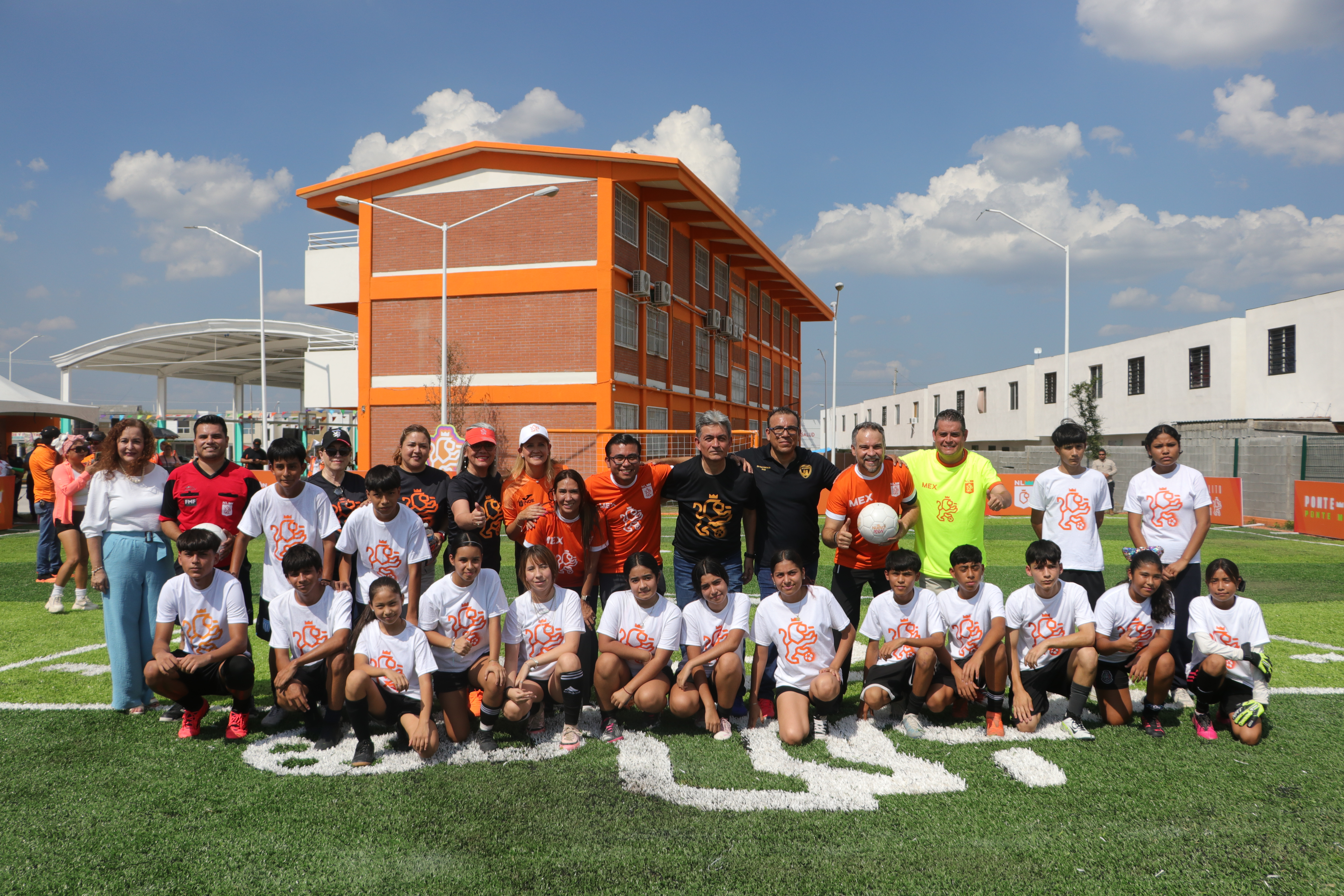 INAUGURAN CANCHA EN LA SECUNDARIA NO. 18 CON CASCARITA RUMBO AL MUNDIAL FIFA 2026