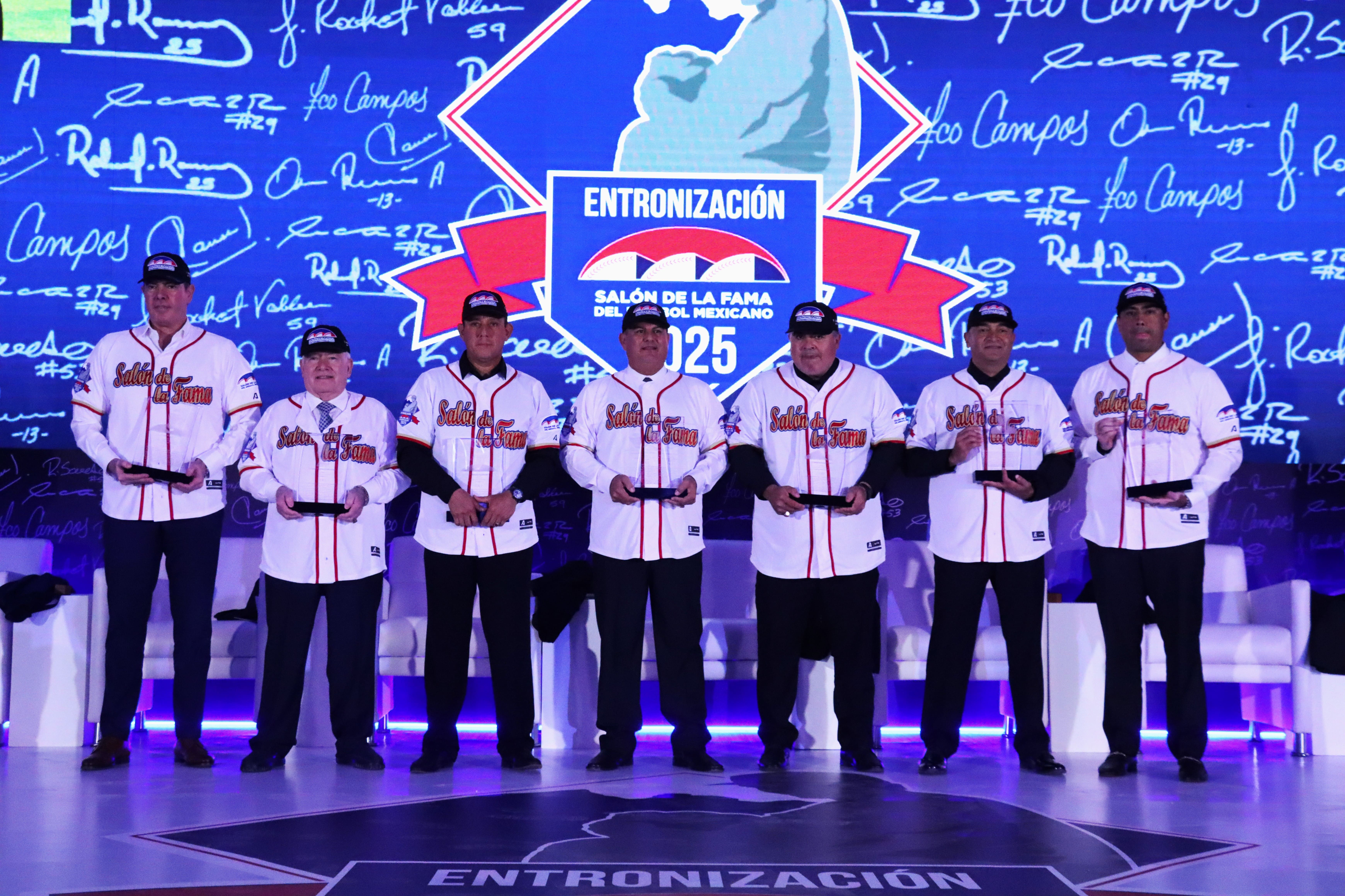 ASISTE DIRECTORA GENERAL DEL INDE, MELODY FALCÓ A ENTRONIZACIÓN DE INMORTALES DEL BEISBOL MEXICANO CLASE 2025. 