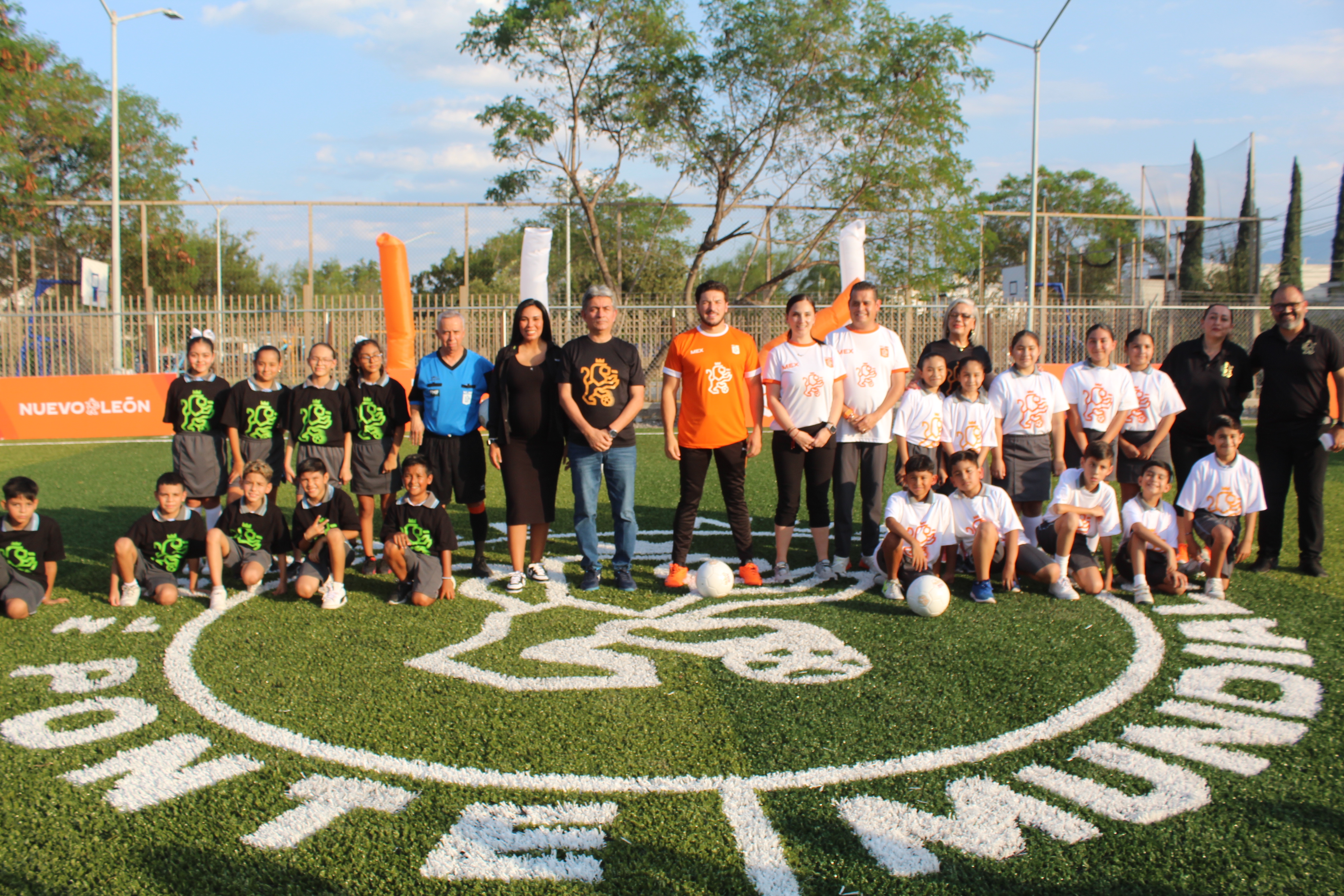 GOBERNADOR DE NL ENTREGA KIT ESCOLAR Y JUEGA CASCARITA DE FÚTBOL EN ESCUELA PRIMARIA “ALFONSO REYES” DE SAN NICOLÁS