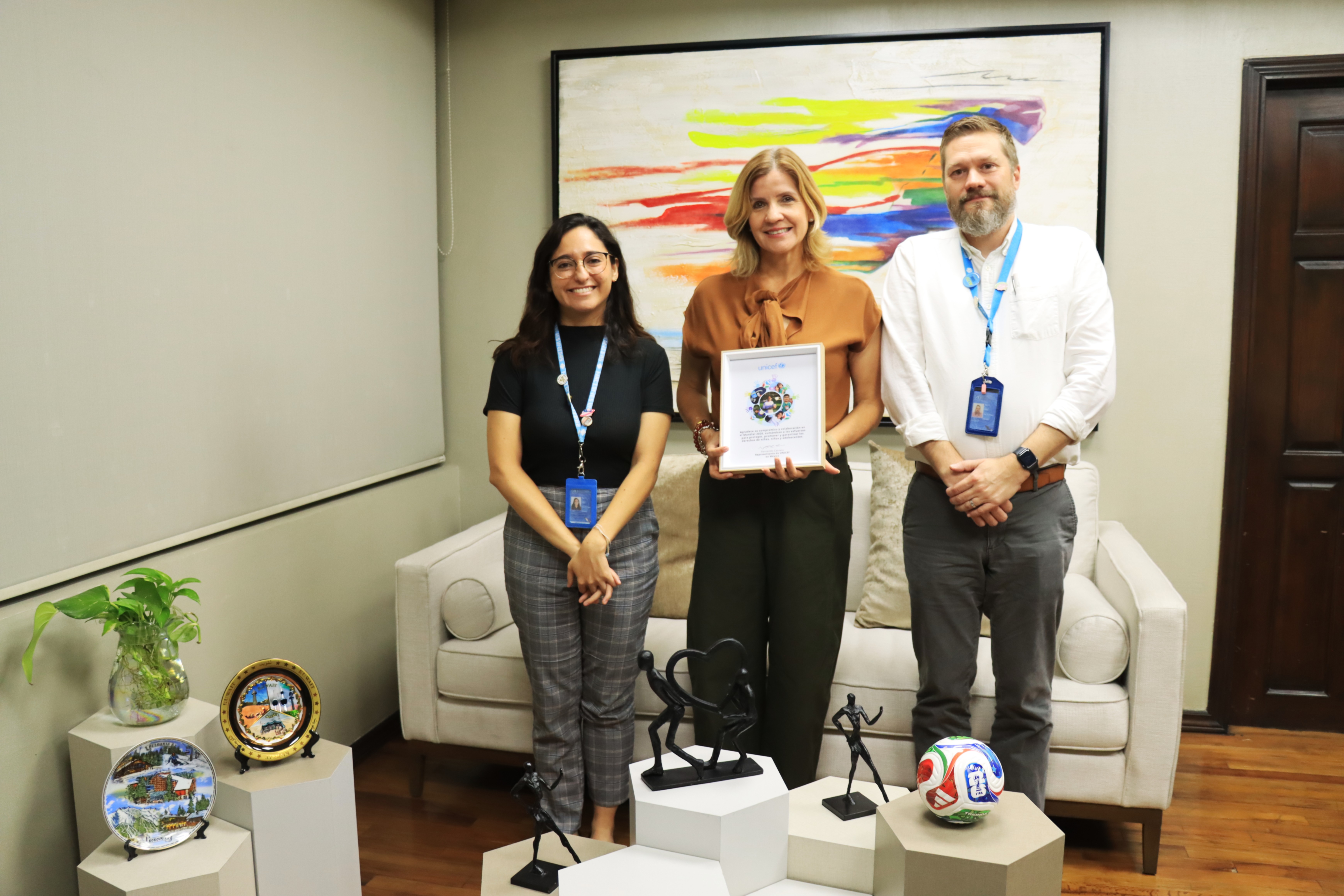 DISTINGUE UNICEF MÉXICO A MELODY FALCÓ 