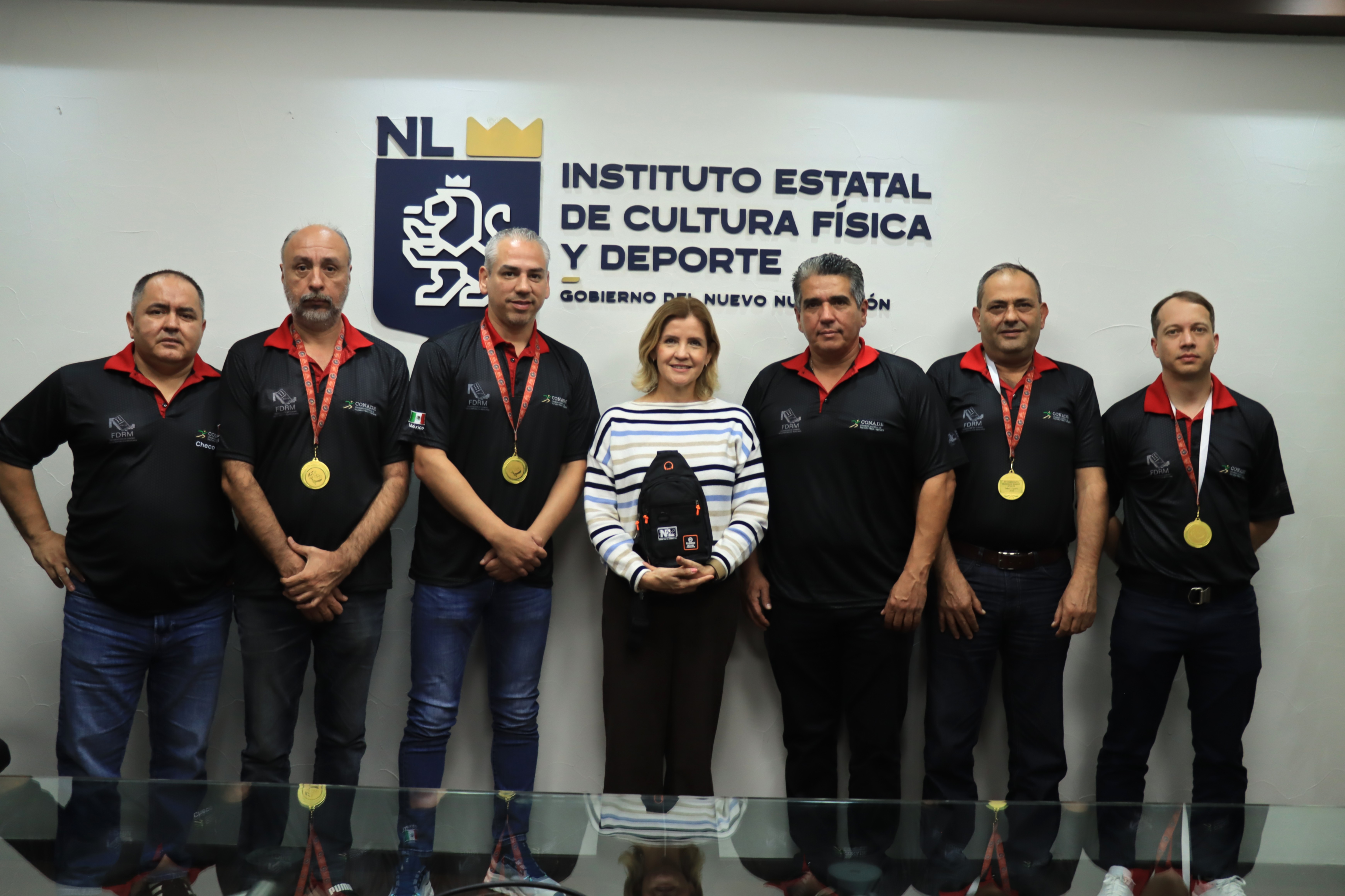 FELICITA MELODY FALCÓ DIRECTORA DEL INDE A MEDALLISTAS CAMPEONES MUNDIALES DE DOMINÓ 2026