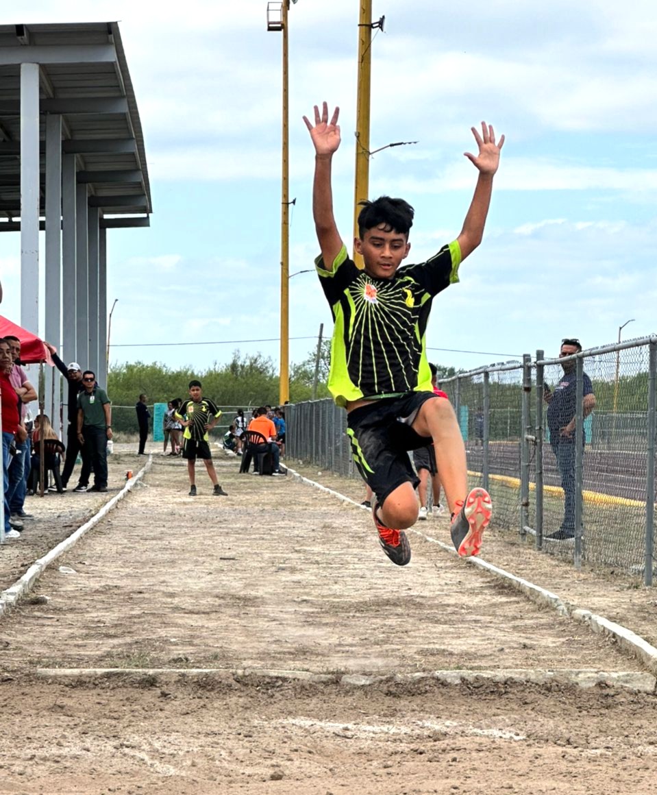 CORREN Y SALTAN EN ETAPA RURAL DE PISTA Y CAMPO EN EL MUNICIPIO DE CHINA RUMBO A LA OLIMPIADA ESTATAL 2026 