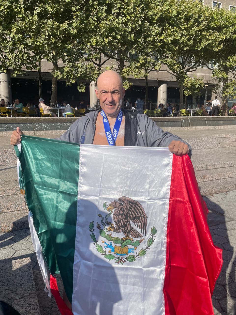 FIDENCIO MONTEMAYOR MARCA HISTORIA AL SER EL SEGUNDO TRITÓN NUEVOLEONÉS EN NADAR LA VUELTA A NUEVA YORK