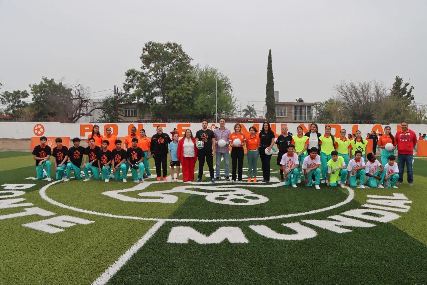 JUEGAN Y SE DIVIERTEN EN INAUGURACIÓN DE CANCHA Y CASCARITA ESCOLAR 